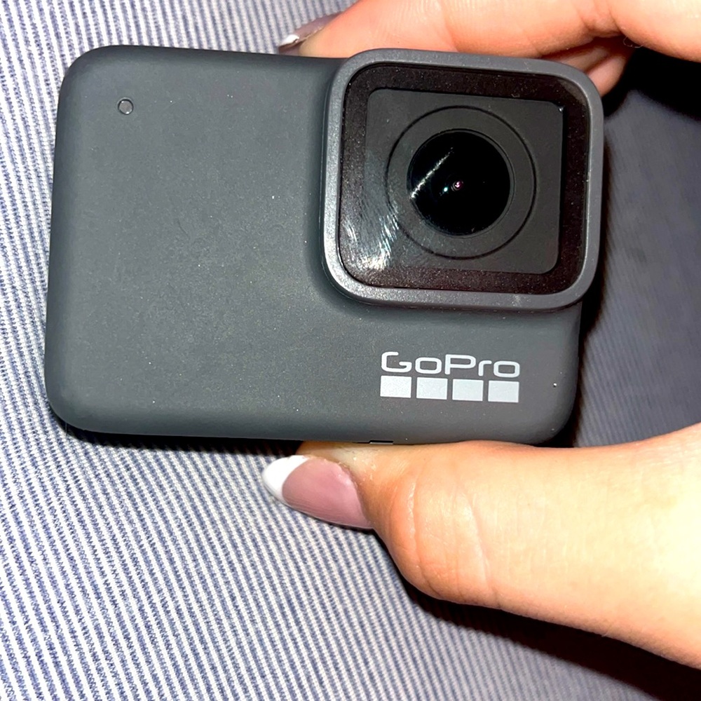 Go pro hero 7 sliver comes with sd card